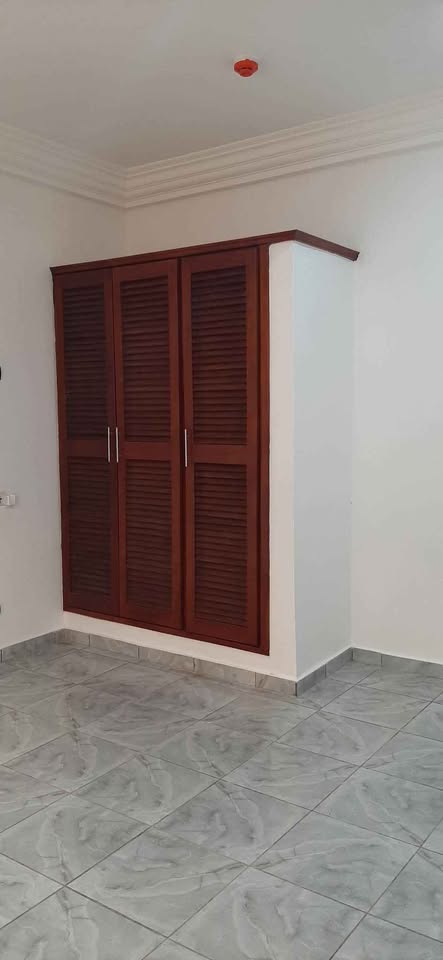 Appartement à louer - Yaoundé, Bastos, golf - 1 salon(s), 2 chambre(s), 3 salle(s) de bains - 1 000 000 FCFA / mois