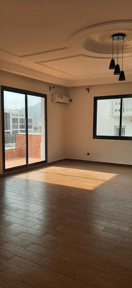 Appartement à louer - Yaoundé, Bastos, golf - 1 salon(s), 2 chambre(s), 3 salle(s) de bains - 1 000 000 FCFA / mois
