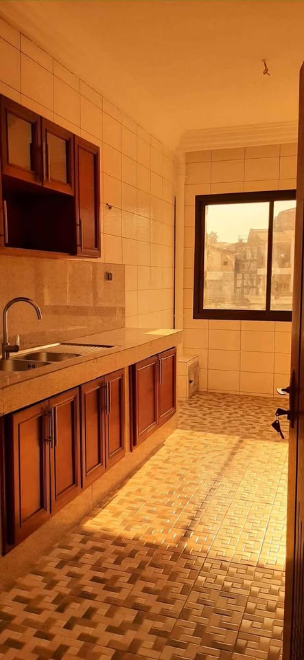 Appartement à louer - Yaoundé, Bastos, golf - 1 salon(s), 2 chambre(s), 3 salle(s) de bains - 1 000 000 FCFA / mois