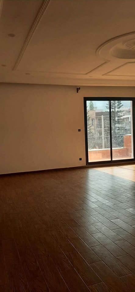 Appartement à louer - Yaoundé, Bastos, golf - 1 salon(s), 2 chambre(s), 3 salle(s) de bains - 1 000 000 FCFA / mois