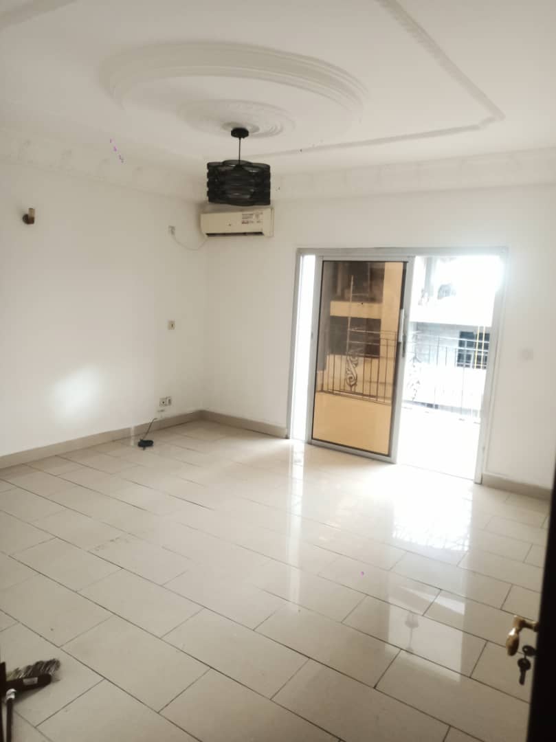 Apartment to rent - Douala, Bonapriso, Bonapriso centre - 1 living room(s), 2 bedroom(s), 1 bathroom(s) - 450 000 FCFA / month