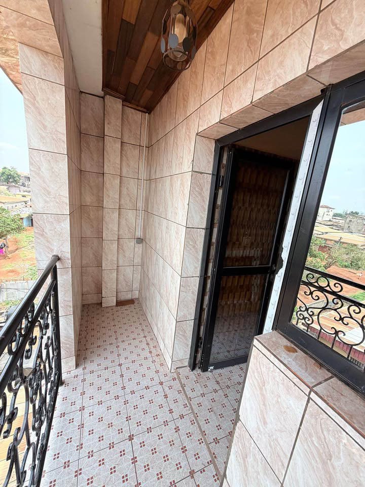 Appartement à louer - Yaoundé, Essos, essos - 1 salon(s), 3 chambre(s), 2 salle(s) de bains - 180 000 FCFA / mois