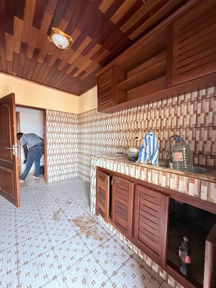 Appartement à louer - Yaoundé, Essos, essos - 1 salon(s), 3 chambre(s), 2 salle(s) de bains - 180 000 FCFA / mois