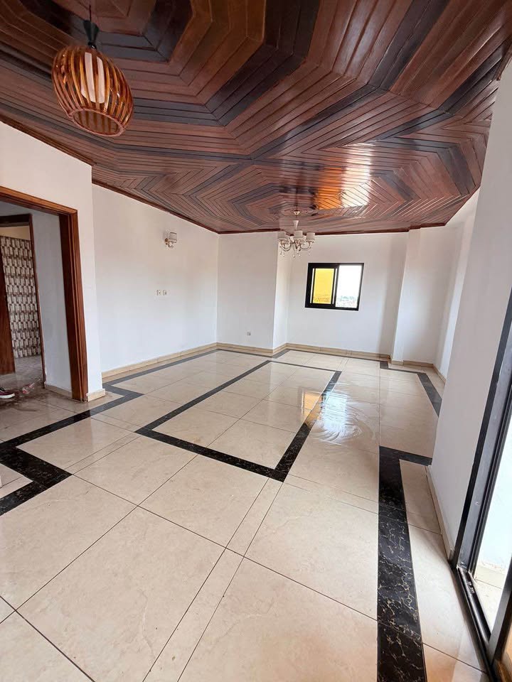 Appartement à louer - Yaoundé, Essos, essos - 1 salon(s), 3 chambre(s), 2 salle(s) de bains - 180 000 FCFA / mois
