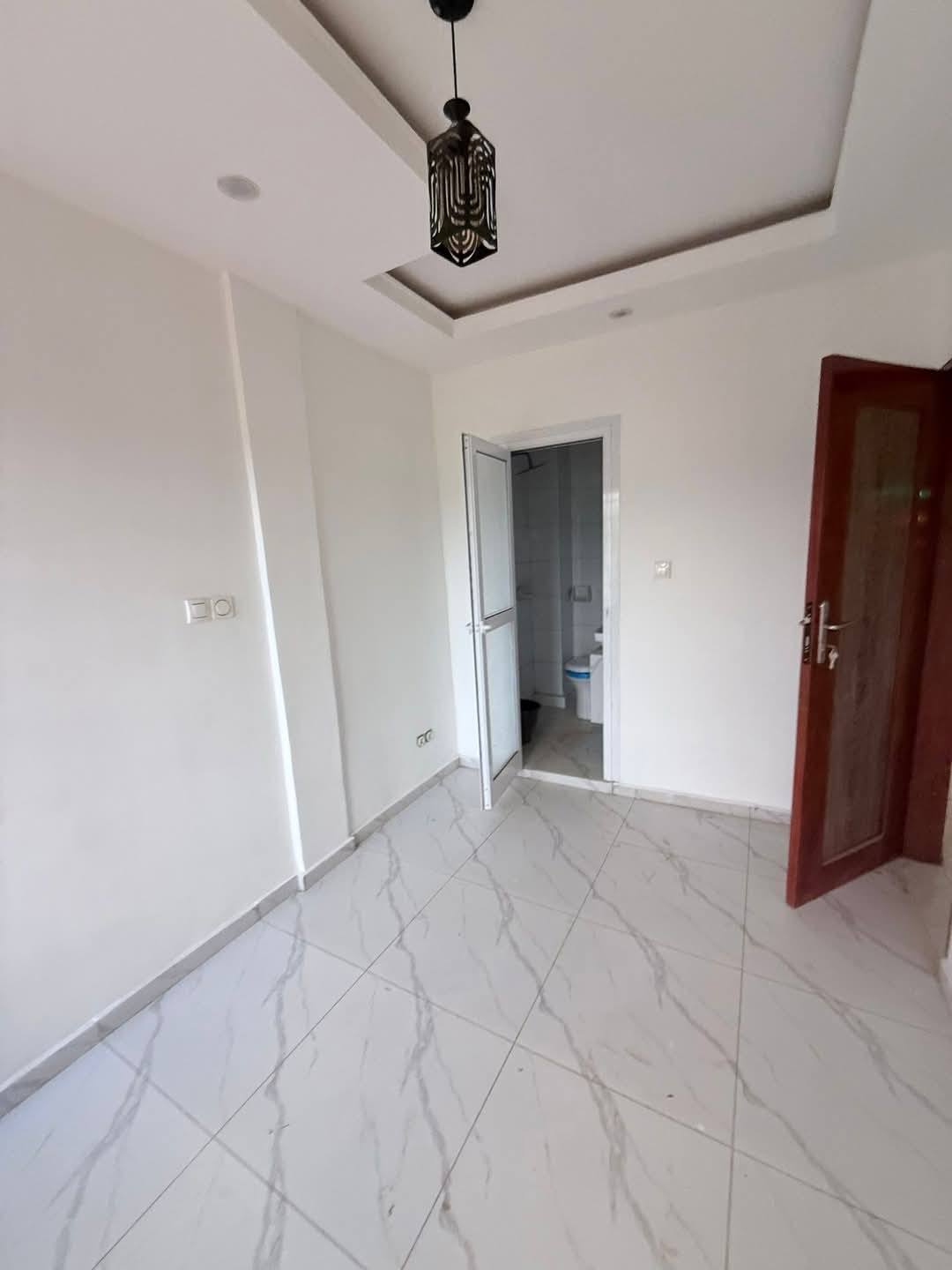 Appartement à louer - Yaoundé, Eleveur, fougerolle - 1 salon(s), 2 chambre(s), 3 salle(s) de bains - 160 000 FCFA / mois