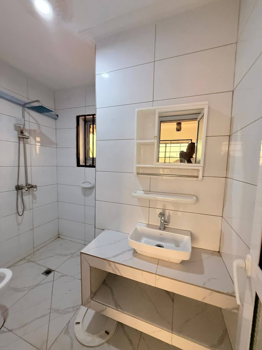 Appartement à louer - Yaoundé, Eleveur, fougerolle - 1 salon(s), 2 chambre(s), 3 salle(s) de bains - 160 000 FCFA / mois