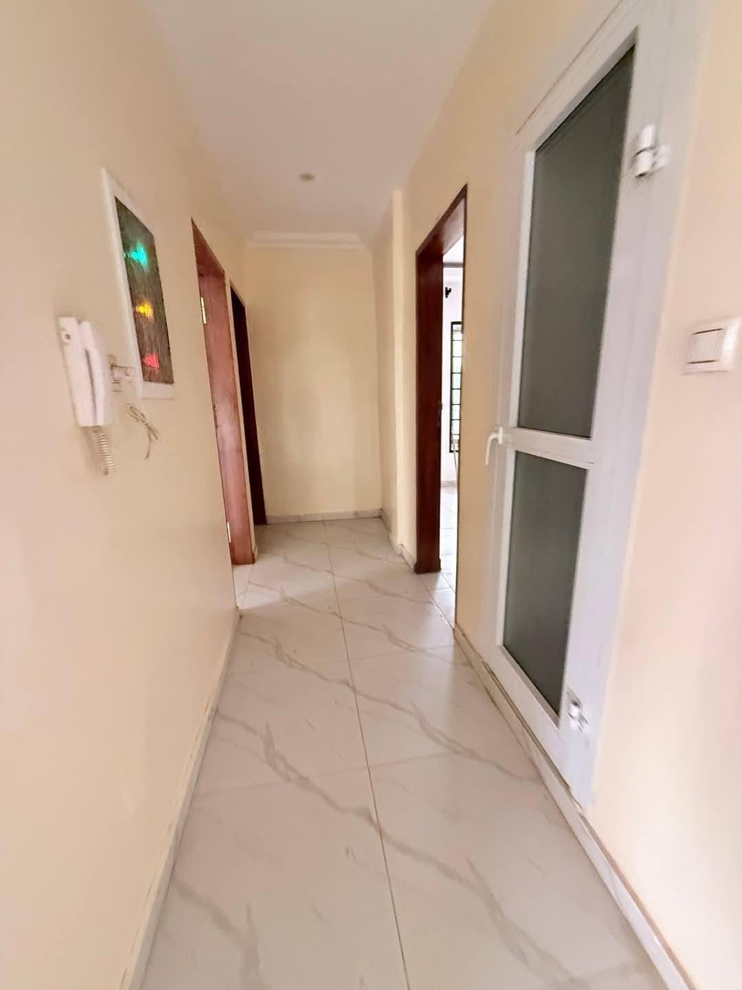 Appartement à louer - Yaoundé, Eleveur, fougerolle - 1 salon(s), 2 chambre(s), 3 salle(s) de bains - 160 000 FCFA / mois