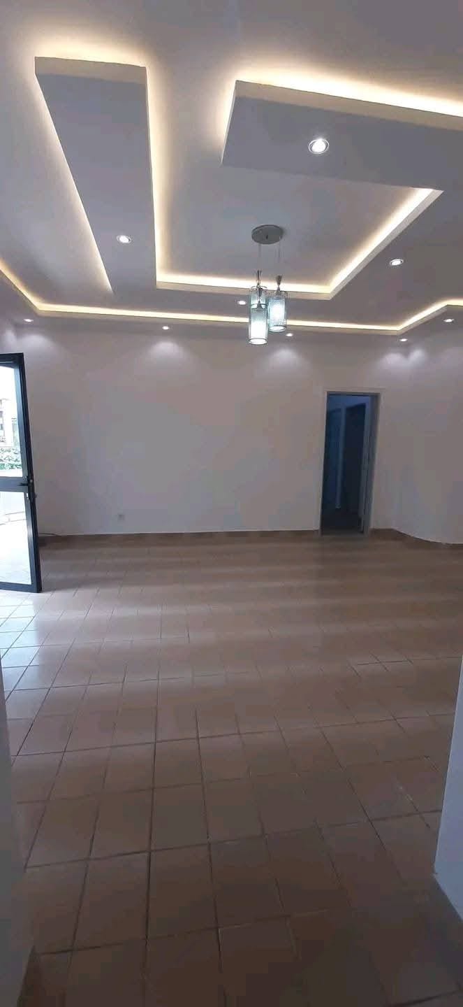 Appartement à louer - Yaoundé, Bastos, bastos - 1 salon(s), 3 chambre(s), 3 salle(s) de bains - 400 000 FCFA / mois