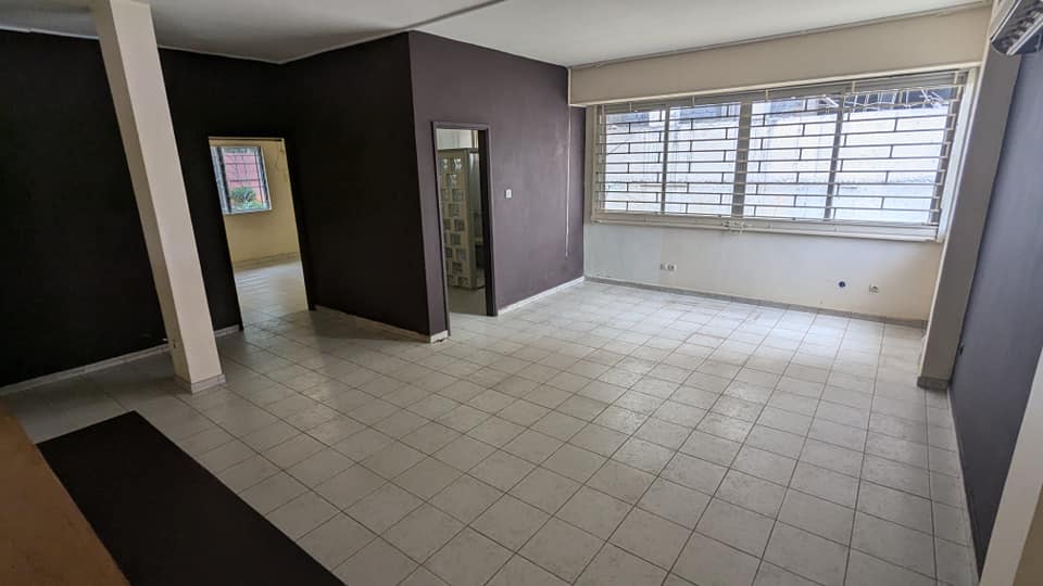 Maison (Duplex) à louer - Yaoundé, Bastos, bastos - 3 salon(s), 6 chambre(s), 5 salle(s) de bains - 2 000 000 FCFA / mois