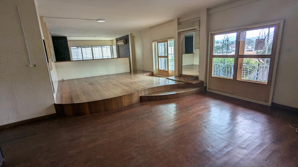 Maison (Duplex) à louer - Yaoundé, Bastos, bastos - 3 salon(s), 6 chambre(s), 5 salle(s) de bains - 2 000 000 FCFA / mois