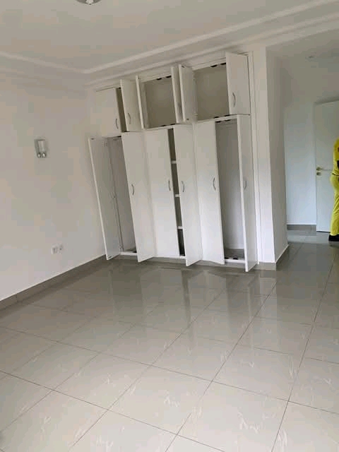 Appartement à louer - Yaoundé, Bastos, Bastos - 1 salon(s), 2 chambre(s), 3 salle(s) de bains - 600 000 FCFA / mois