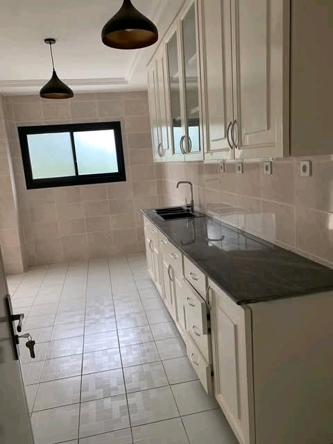 Appartement à louer - Yaoundé, Bastos, Bastos - 1 salon(s), 2 chambre(s), 3 salle(s) de bains - 600 000 FCFA / mois