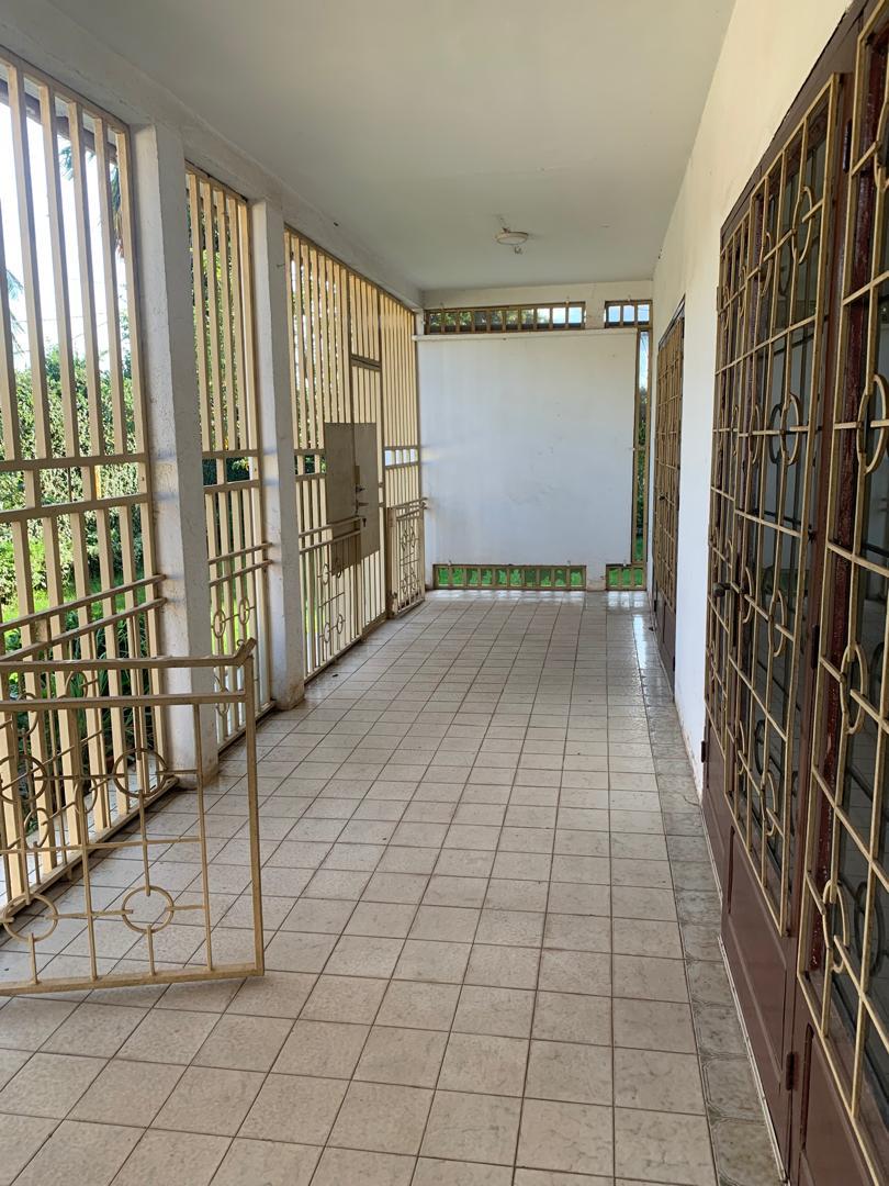 House (Villa) to rent - Yaoundé, Bastos, Bastos centre - 1 living room(s), 4 bedroom(s), 3 bathroom(s) - 2 000 000 FCFA / month