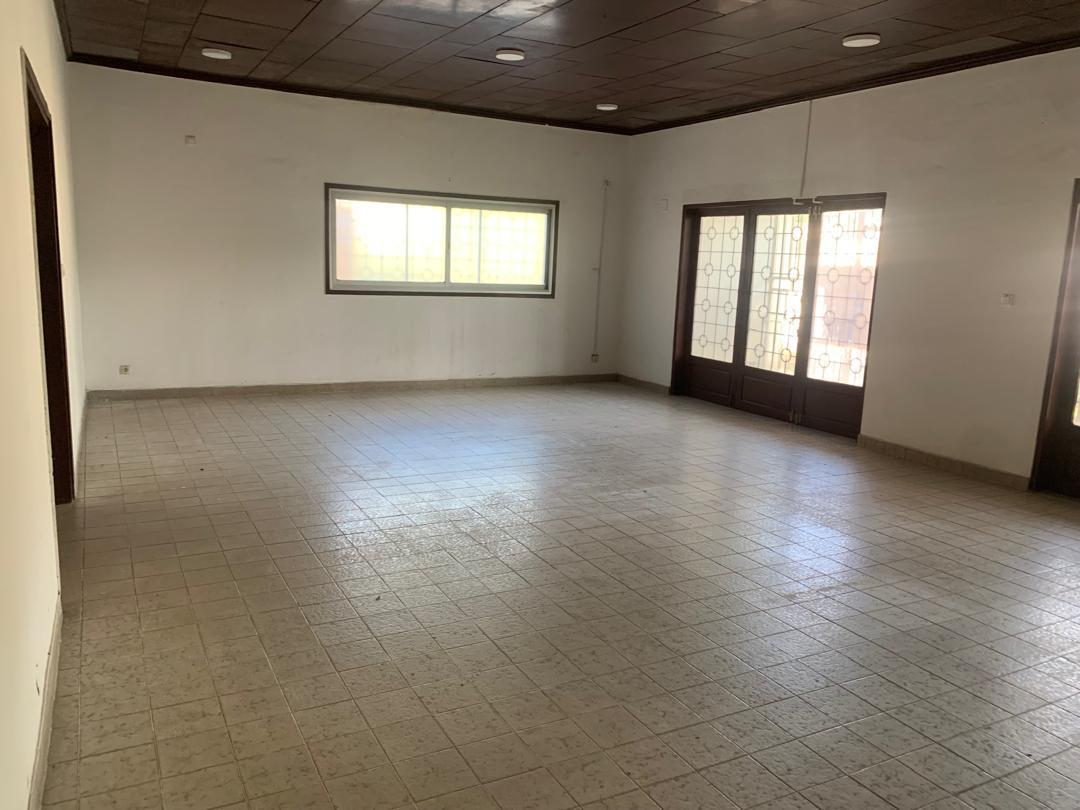 House (Villa) to rent - Yaoundé, Bastos, Bastos centre - 1 living room(s), 4 bedroom(s), 3 bathroom(s) - 2 000 000 FCFA / month
