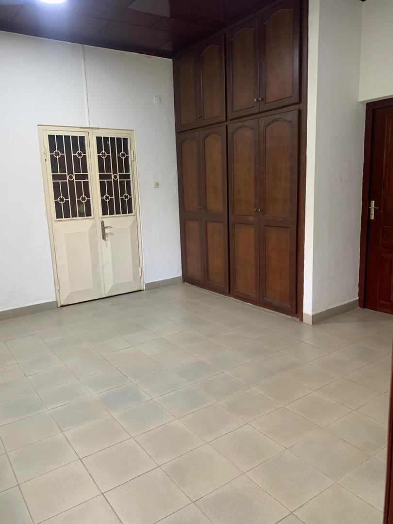 House (Villa) to rent - Yaoundé, Bastos, Bastos centre - 1 living room(s), 4 bedroom(s), 3 bathroom(s) - 2 000 000 FCFA / month