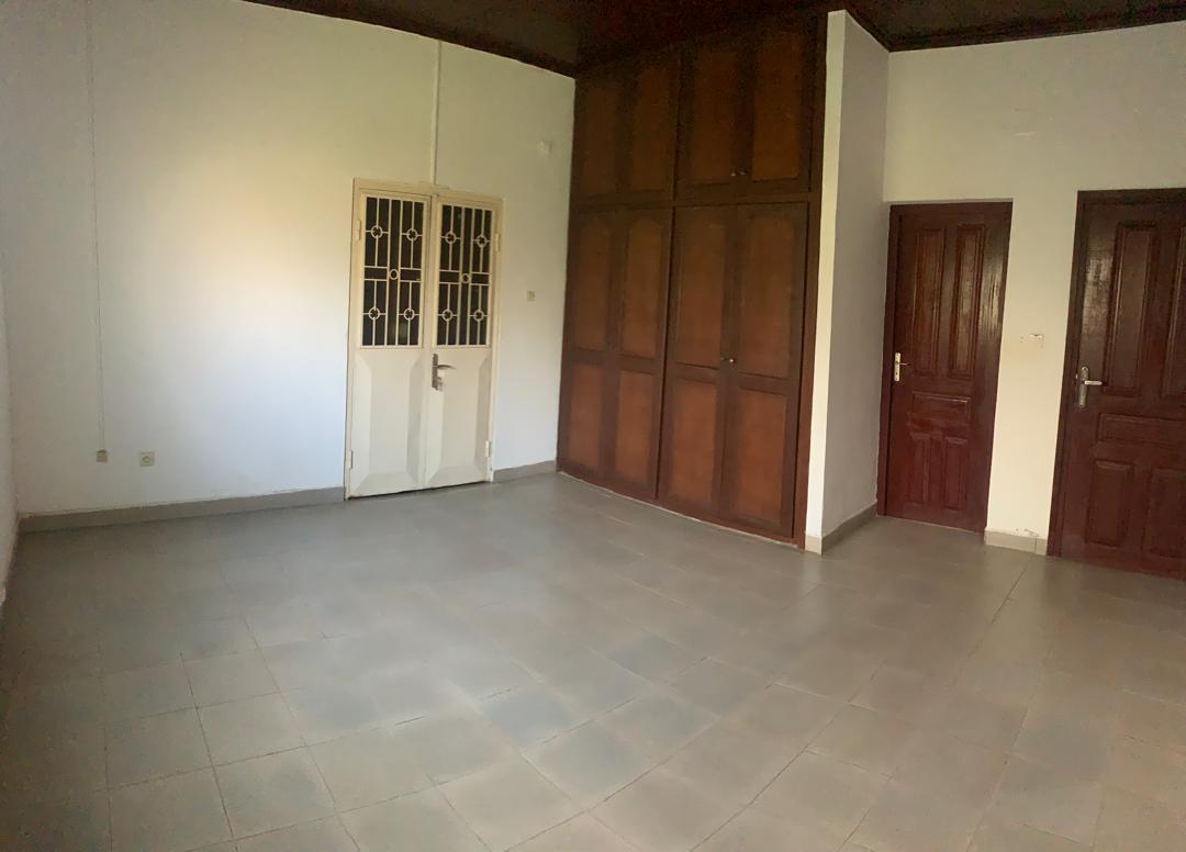 House (Villa) to rent - Yaoundé, Bastos, Bastos centre - 1 living room(s), 4 bedroom(s), 3 bathroom(s) - 2 000 000 FCFA / month