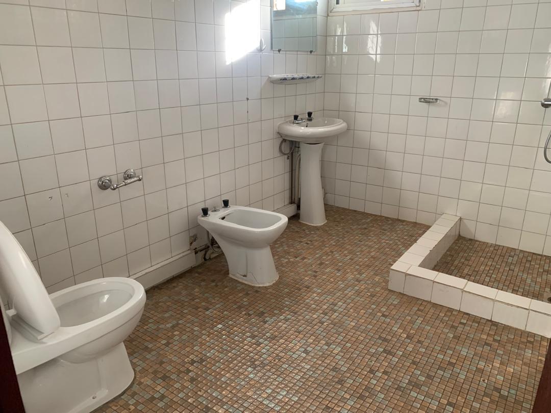 House (Villa) to rent - Yaoundé, Bastos, Bastos centre - 1 living room(s), 4 bedroom(s), 3 bathroom(s) - 2 000 000 FCFA / month