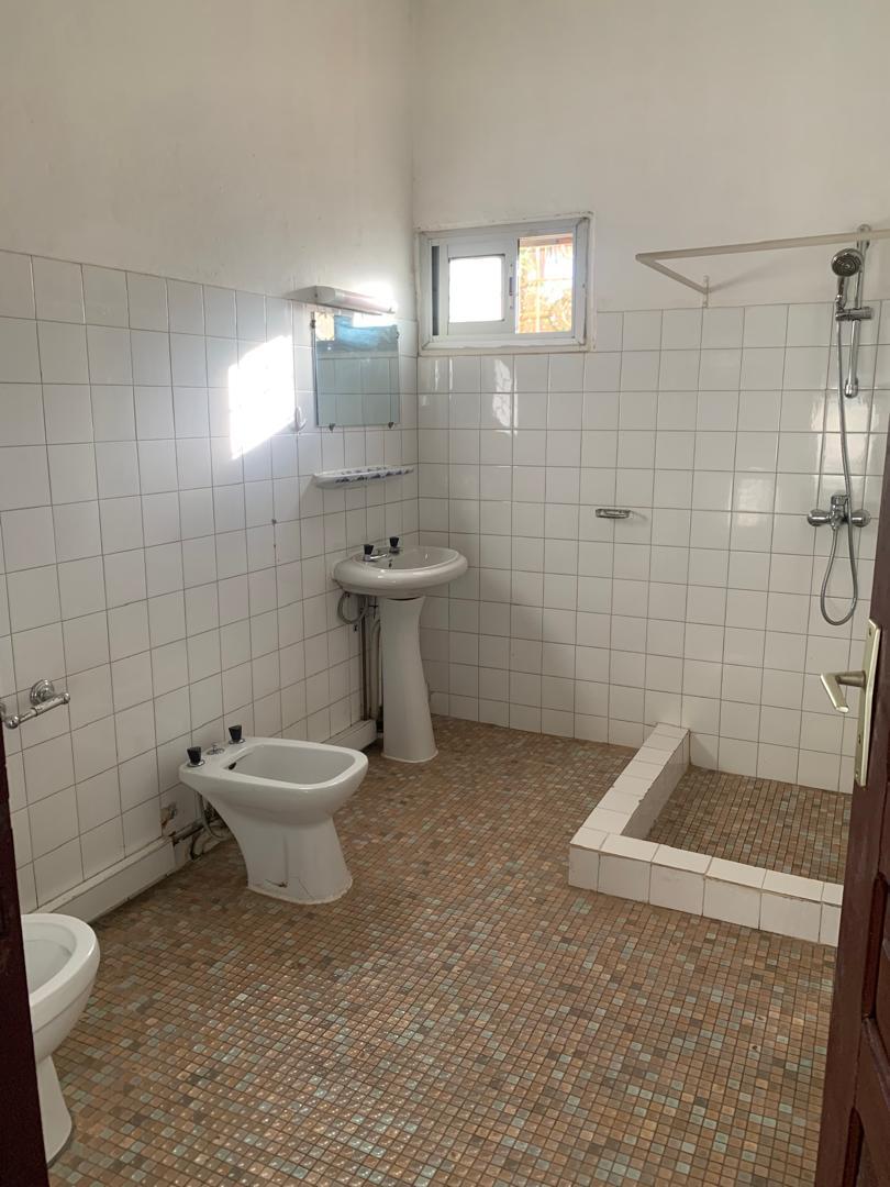 House (Villa) to rent - Yaoundé, Bastos, Bastos centre - 1 living room(s), 4 bedroom(s), 3 bathroom(s) - 2 000 000 FCFA / month