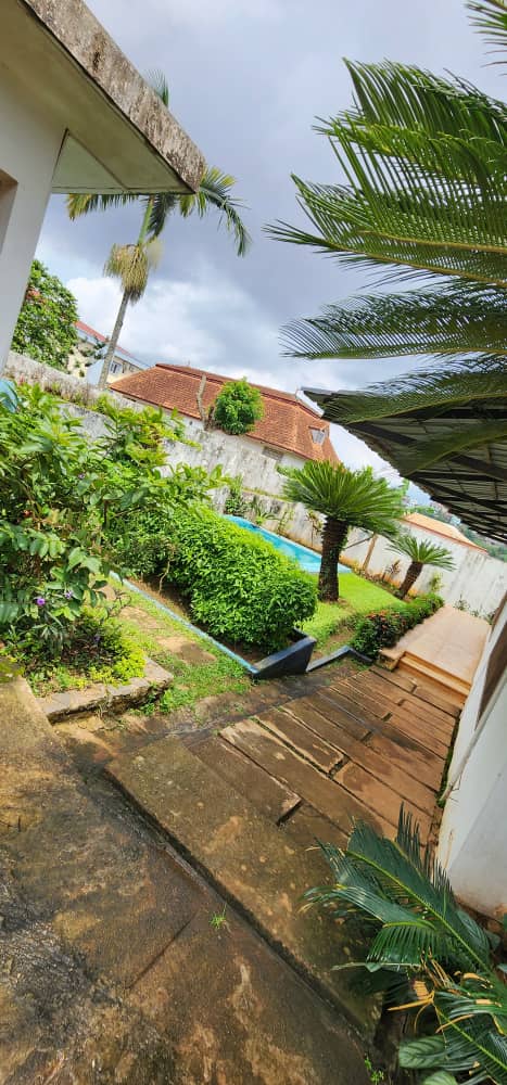 House (Duplex) to rent - Yaoundé, Bastos, Bastos - 1 living room(s), 4 bedroom(s), 4 bathroom(s) - 2 000 000 FCFA / month