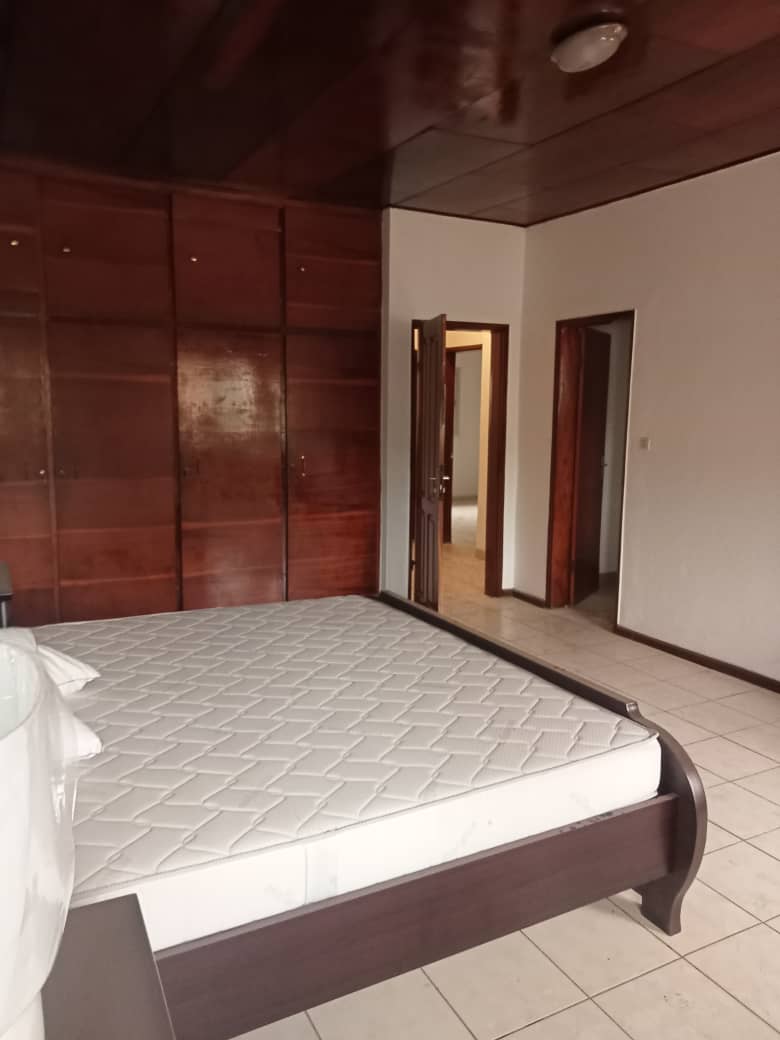 House (Duplex) to rent - Yaoundé, Bastos, Bastos - 1 living room(s), 4 bedroom(s), 4 bathroom(s) - 2 000 000 FCFA / month