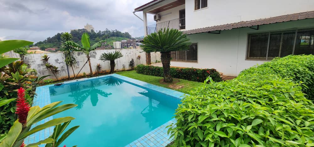 House (Duplex) to rent - Yaoundé, Bastos, Bastos - 1 living room(s), 4 bedroom(s), 4 bathroom(s) - 2 000 000 FCFA / month