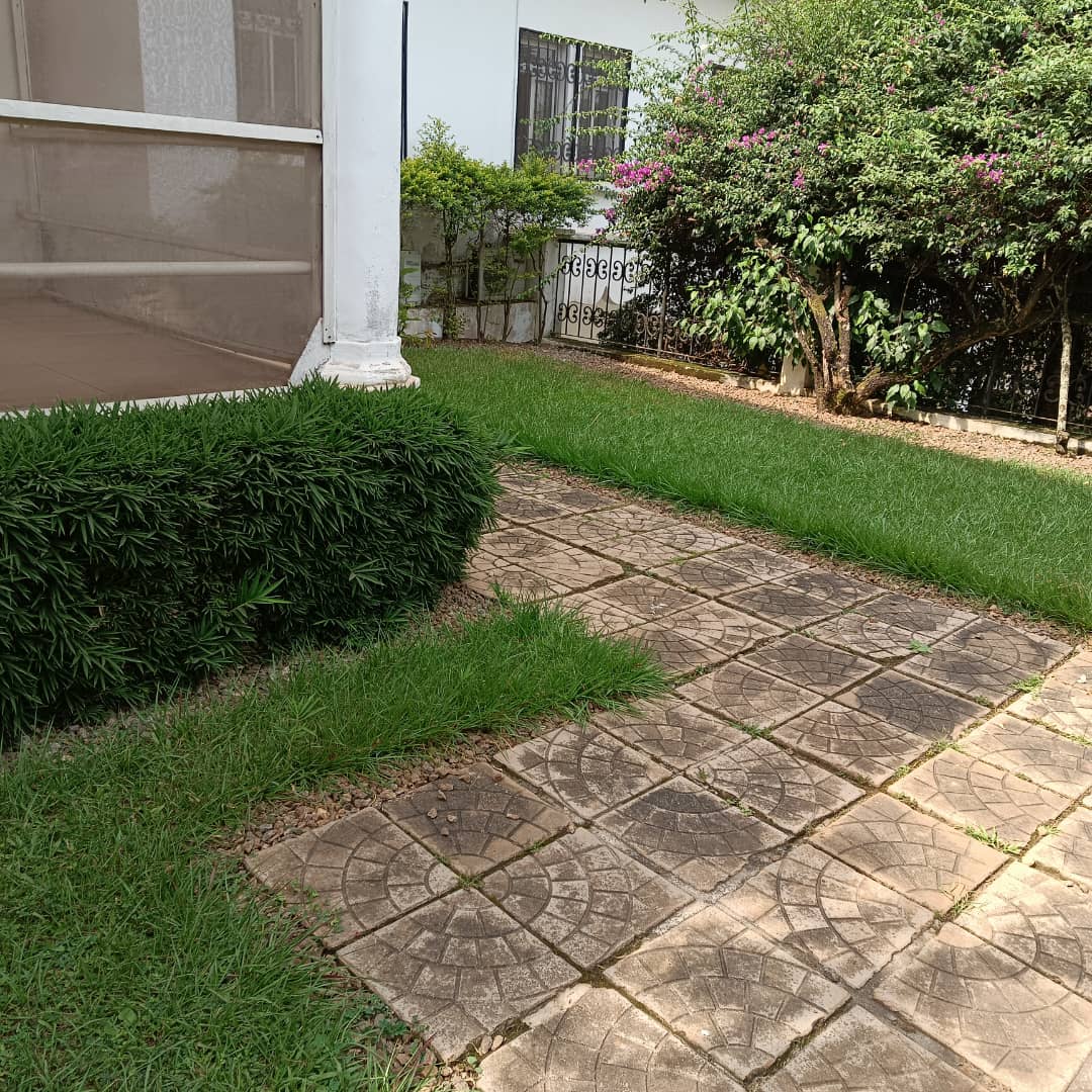 House (Villa) to rent - Yaoundé, Bastos, Bastos centre - 1 living room(s), 4 bedroom(s), 3 bathroom(s) - 2 000 000 FCFA / month