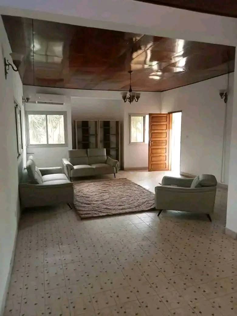 House (Duplex) to rent - Yaoundé, Bastos, Ambassade de Chine - 1 living room(s), 5 bedroom(s), 4 bathroom(s) - 1 500 000 FCFA / month