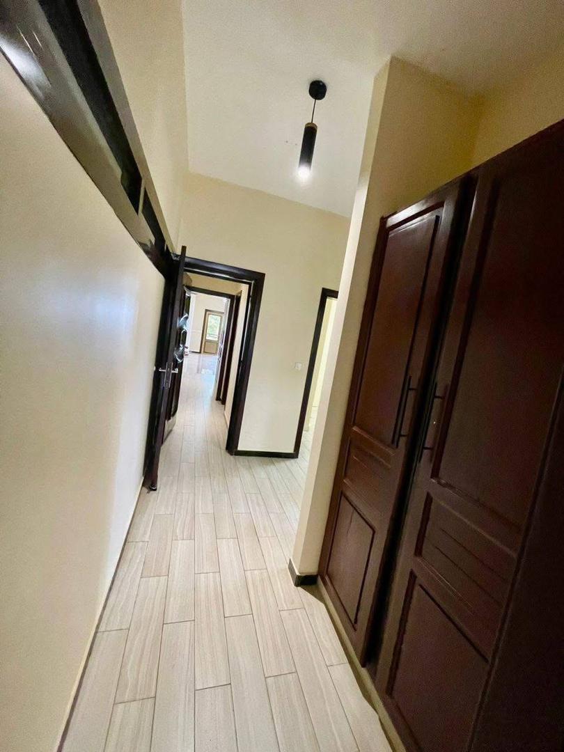 Appartement à louer - Yaoundé, Bastos, Bastos centre - 1 salon(s), 3 chambre(s), 3 salle(s) de bains - 1 300 000 FCFA / mois