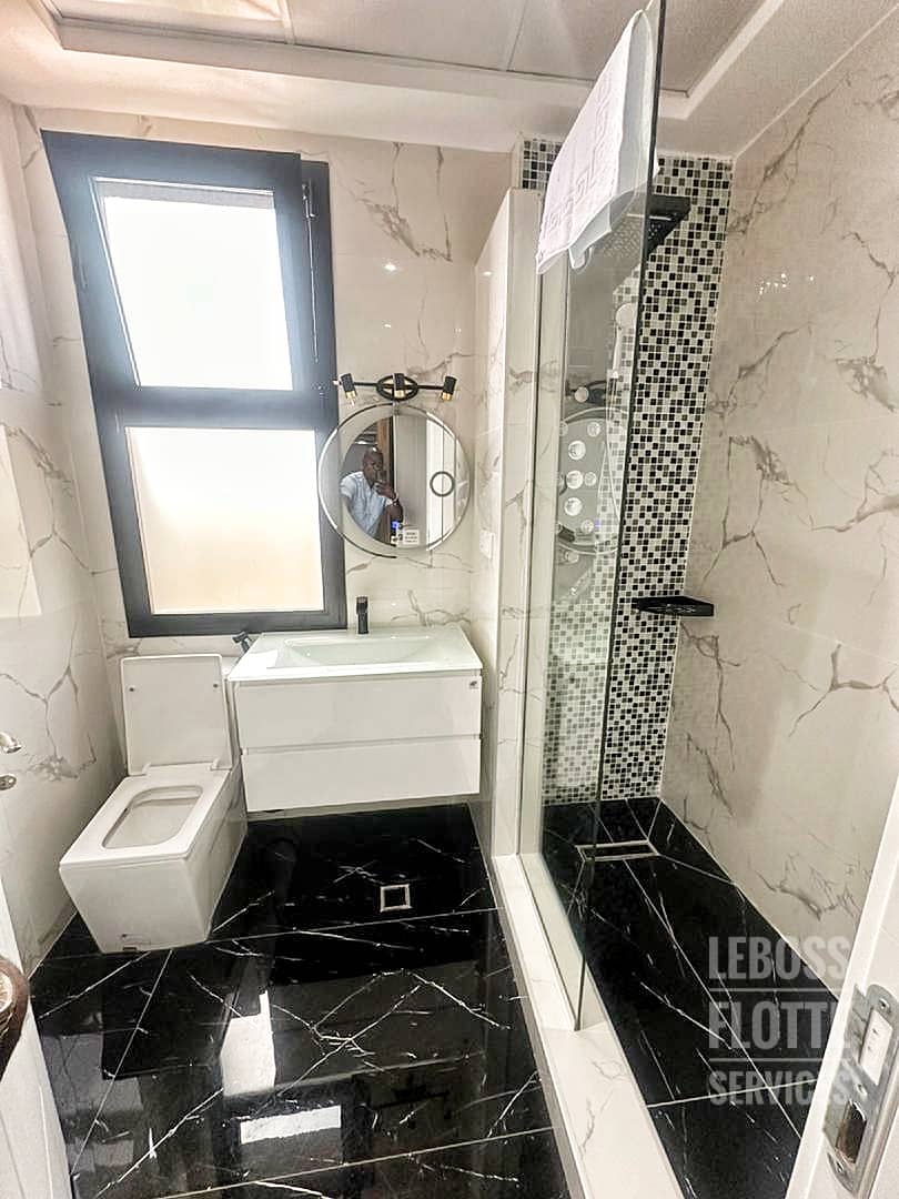 Appartement à louer - Yaoundé, Bastos, Bastos centre - 1 salon(s), 3 chambre(s), 4 salle(s) de bains - 3 000 000 FCFA / mois