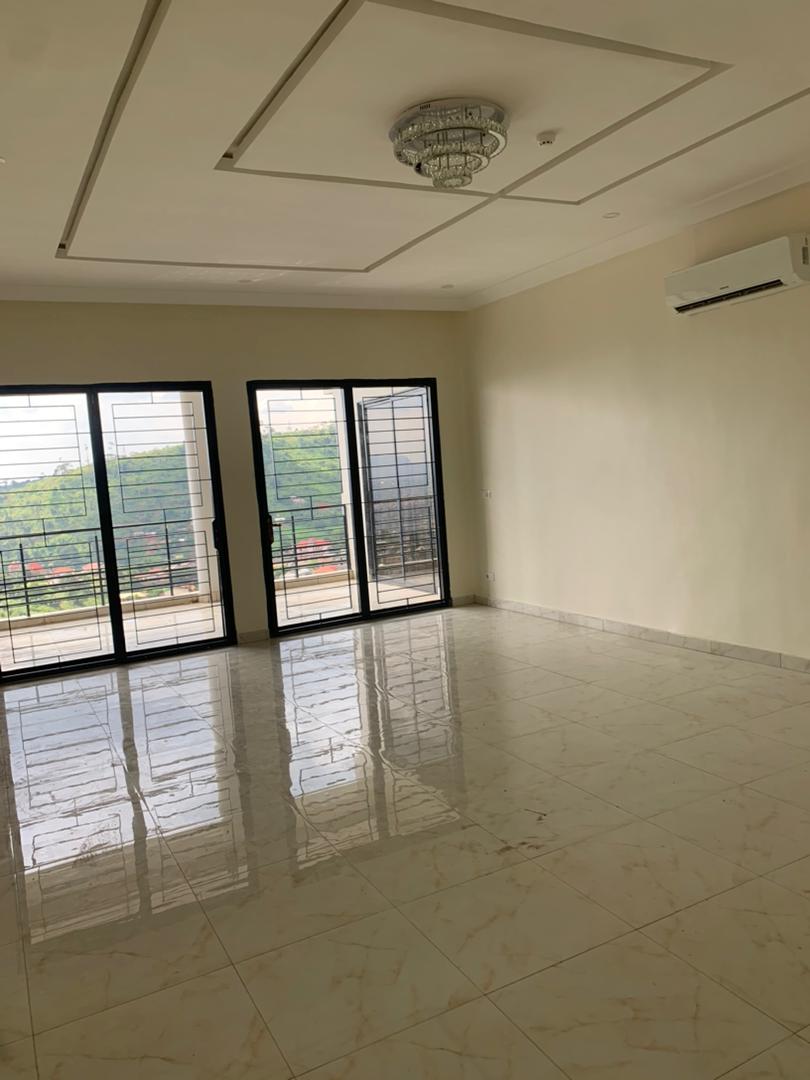 Appartement à louer - Yaoundé, Bastos, Mbankolo - 1 salon(s), 3 chambre(s), 3 salle(s) de bains - 500 000 FCFA / mois