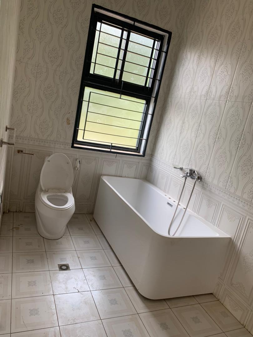 Appartement à louer - Yaoundé, Bastos, Mbankolo - 1 salon(s), 3 chambre(s), 3 salle(s) de bains - 500 000 FCFA / mois