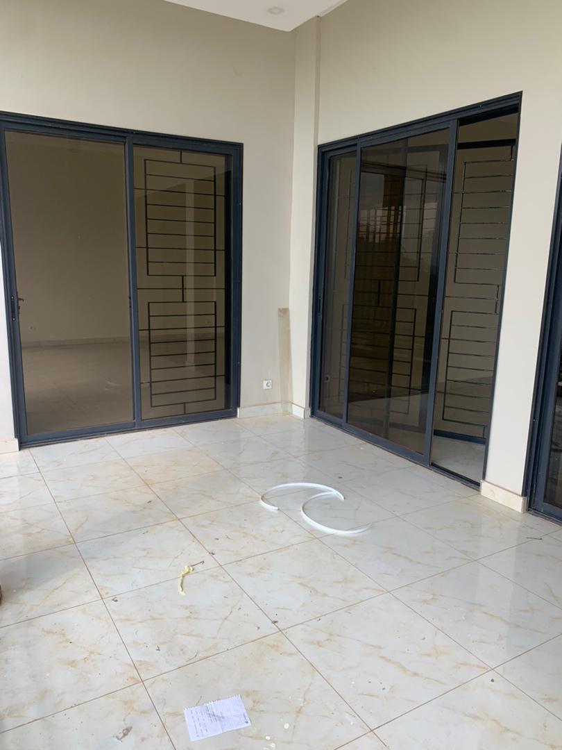 Appartement à louer - Yaoundé, Bastos, Mbankolo - 1 salon(s), 3 chambre(s), 3 salle(s) de bains - 500 000 FCFA / mois