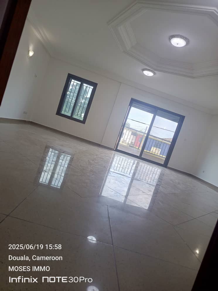 Apartment to rent - Douala, Bonapriso, H - 1 living room(s), 3 bedroom(s), 2 bathroom(s) - 900 000 FCFA / month