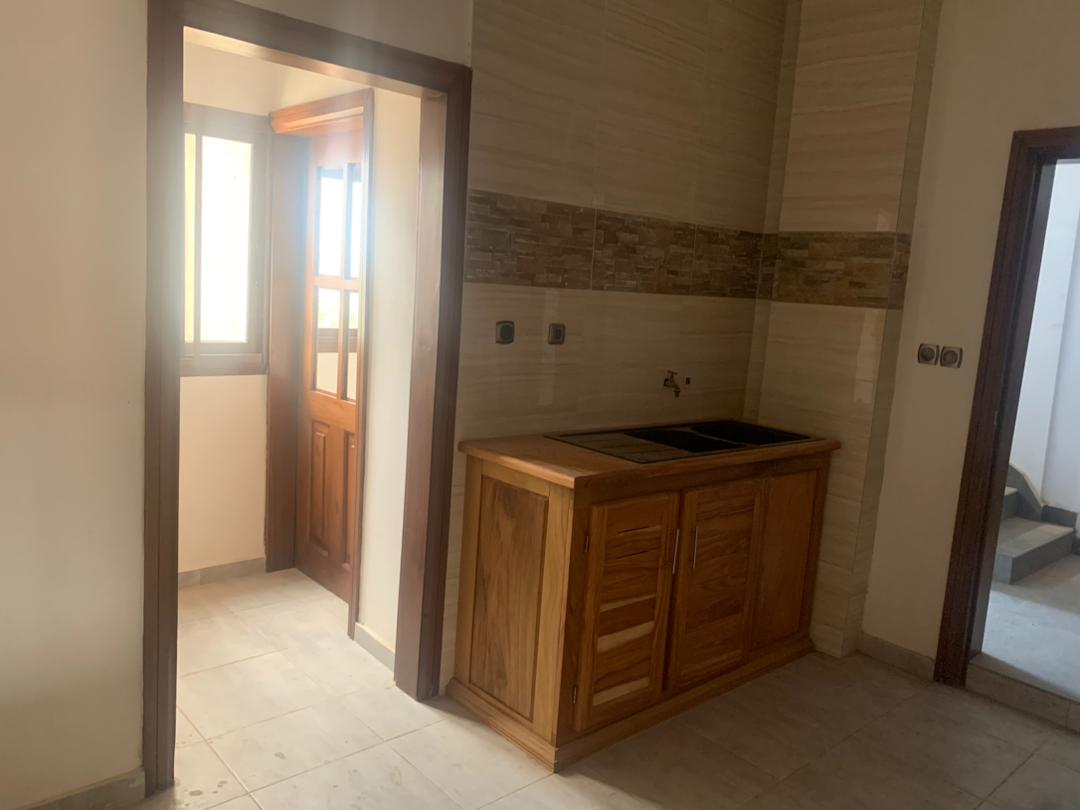 Appartement à louer - Yaoundé, Bastos, Mballa 2 - 1 salon(s), 3 chambre(s), 3 salle(s) de bains - 350 000 FCFA / mois