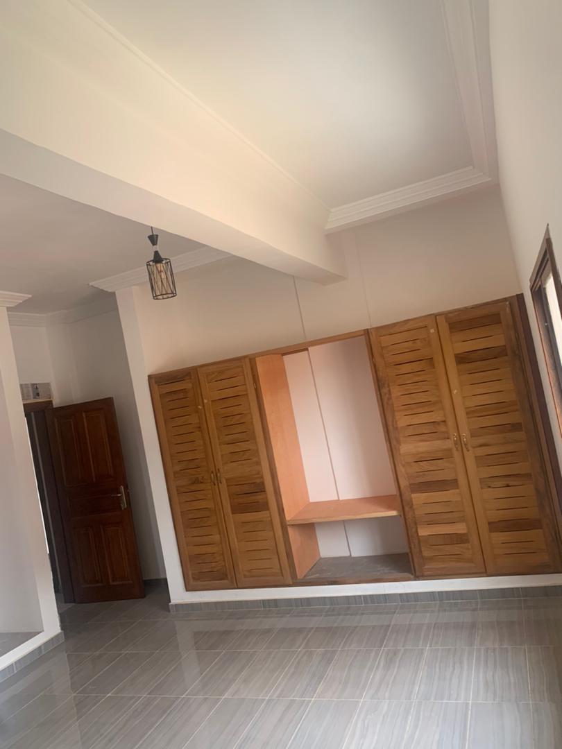 Appartement à louer - Yaoundé, Bastos, Mballa 2 - 1 salon(s), 3 chambre(s), 3 salle(s) de bains - 350 000 FCFA / mois