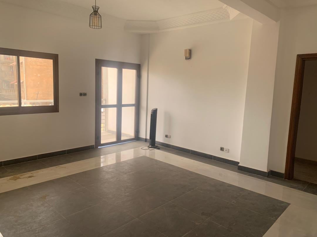 Appartement à louer - Yaoundé, Bastos, Mballa 2 - 1 salon(s), 3 chambre(s), 3 salle(s) de bains - 350 000 FCFA / mois