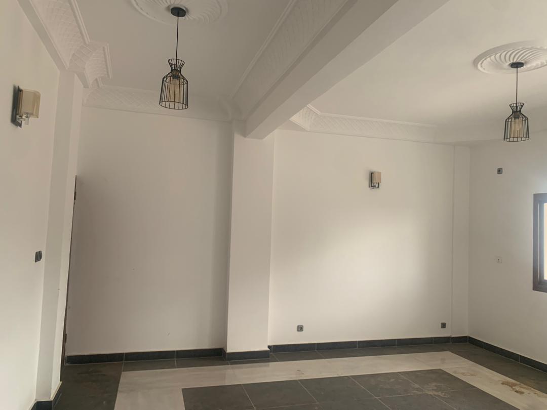Appartement à louer - Yaoundé, Bastos, Mballa 2 - 1 salon(s), 3 chambre(s), 3 salle(s) de bains - 350 000 FCFA / mois