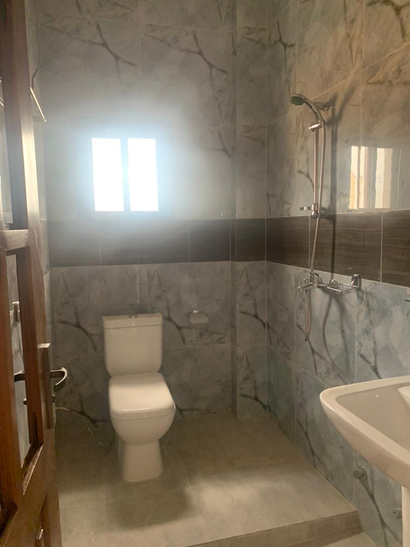 Appartement à louer - Yaoundé, Bastos, Mballa 2 - 1 salon(s), 3 chambre(s), 3 salle(s) de bains - 350 000 FCFA / mois