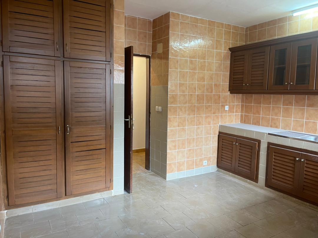 House (Villa) to rent - Yaoundé, Bastos, Bastos centre - 1 living room(s), 3 bedroom(s), 4 bathroom(s) - 1 500 000 FCFA / month