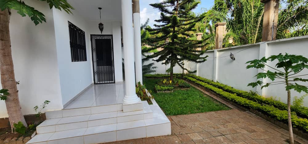 Apartment to rent - Yaoundé, Bastos, Bastos centre - 1 living room(s), 2 bedroom(s), 3 bathroom(s) - 600 000 FCFA / month