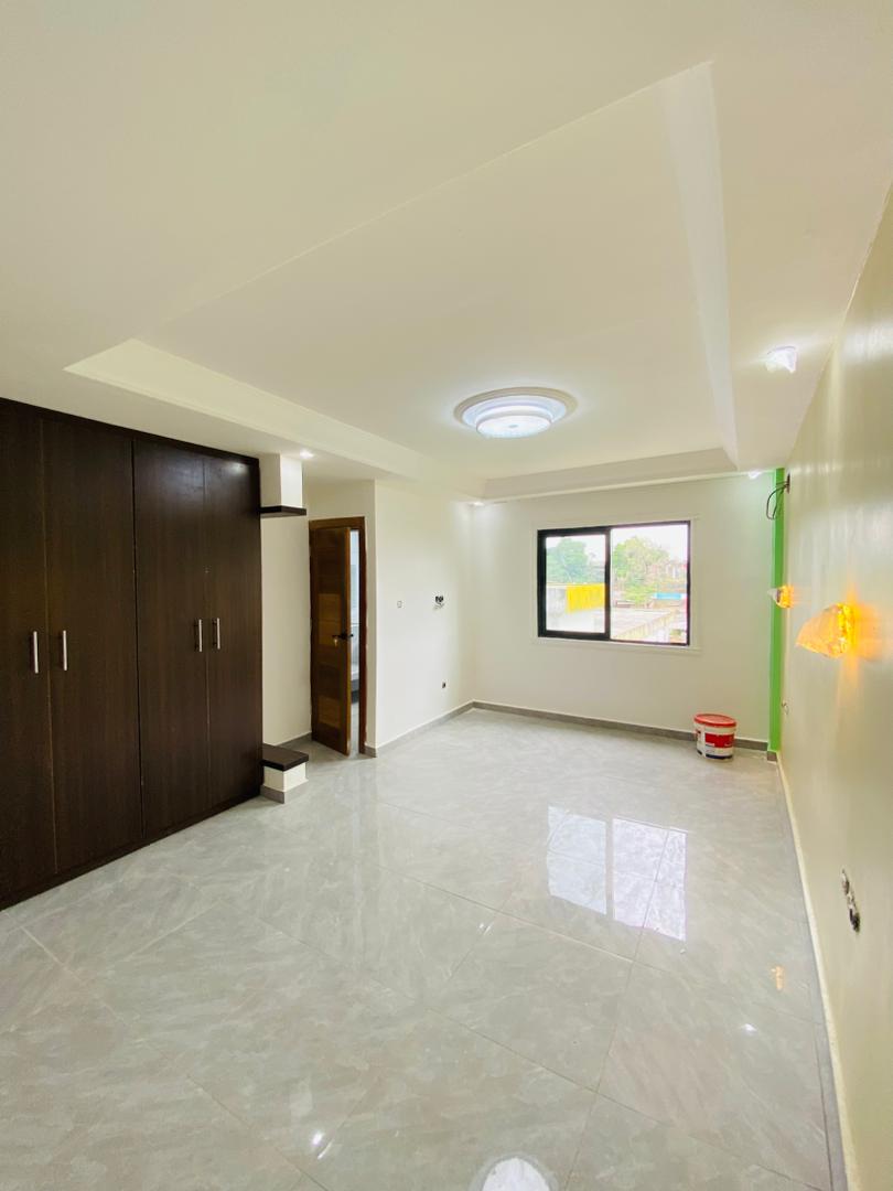 Apartment to rent - Douala, Makepe, Non loin de cour supreme - 1 living room(s), 2 bedroom(s), 3 bathroom(s) - 350 000 FCFA / month