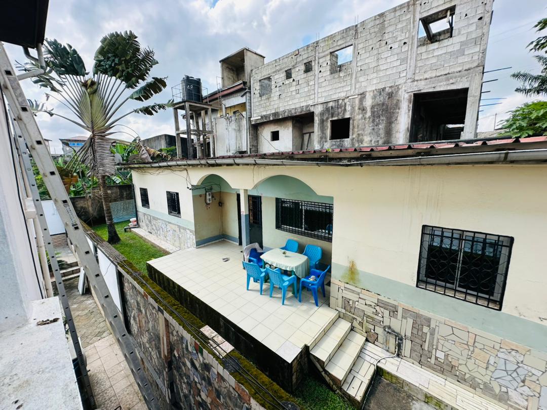 Maison (Concession) à vendre - Douala, Yassa, Deux maisons à vendre à  yassa un duplex principal et une villa chacune dans sa barrière sur le même TF - 2 salon(s), 5 chambre(s), 6 salle(s) de bains - 200 000 000 FCFA
