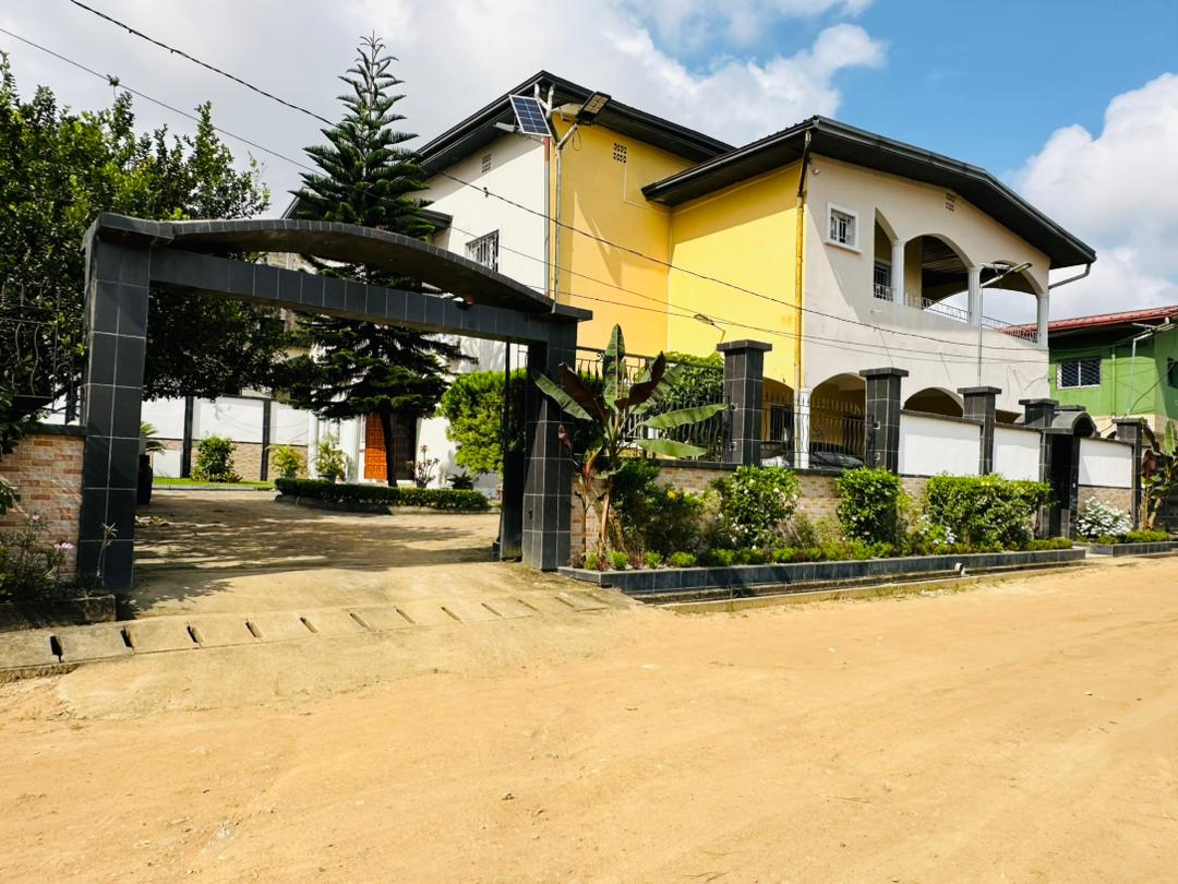 Maison (Concession) à vendre - Douala, Yassa, Duplex principale plus villa les deux biens indépendants chacun à  vendre à  yassa - 2 salon(s), 5 chambre(s), 6 salle(s) de bains - 200 000 000 FCFA