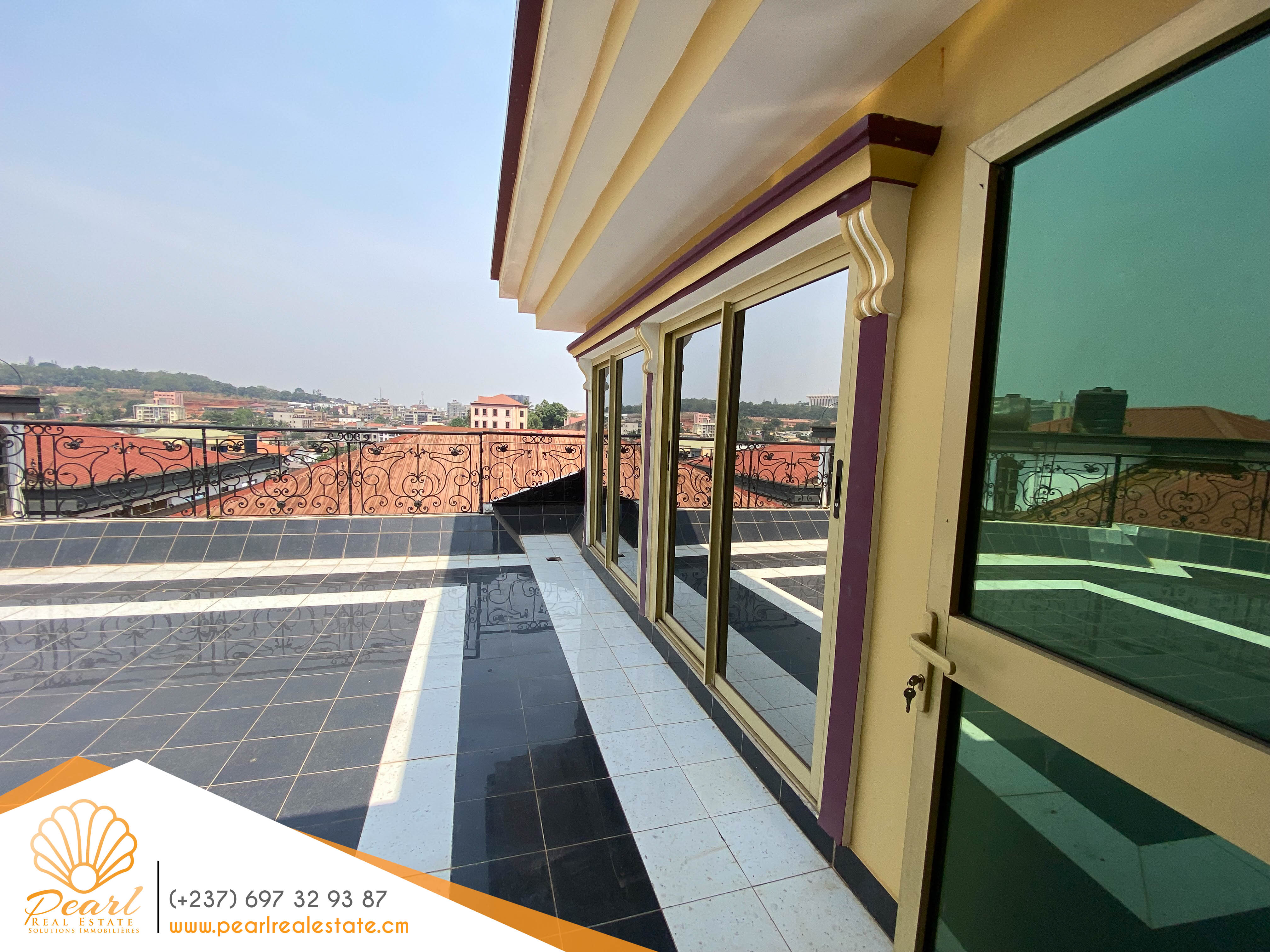 Apartment to rent - Yaoundé, Bastos, Ambassade de chine - 1 living room(s), 3 bedroom(s), 4 bathroom(s) - 1 000 000 FCFA / month