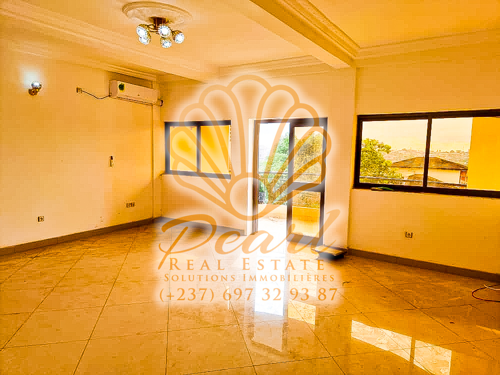 Apartment to rent - Yaoundé, Bastos, Derrière usine Bastos - 1 living room(s), 3 bedroom(s), 3 bathroom(s) - 400 000 FCFA / month