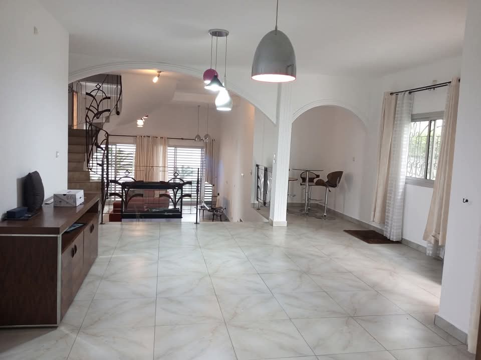 House (Duplex) to rent - Douala, Bonapriso, Avenue de Gaulle - 1 living room(s), 5 bedroom(s), 5 bathroom(s) - 3 000 000 FCFA / month