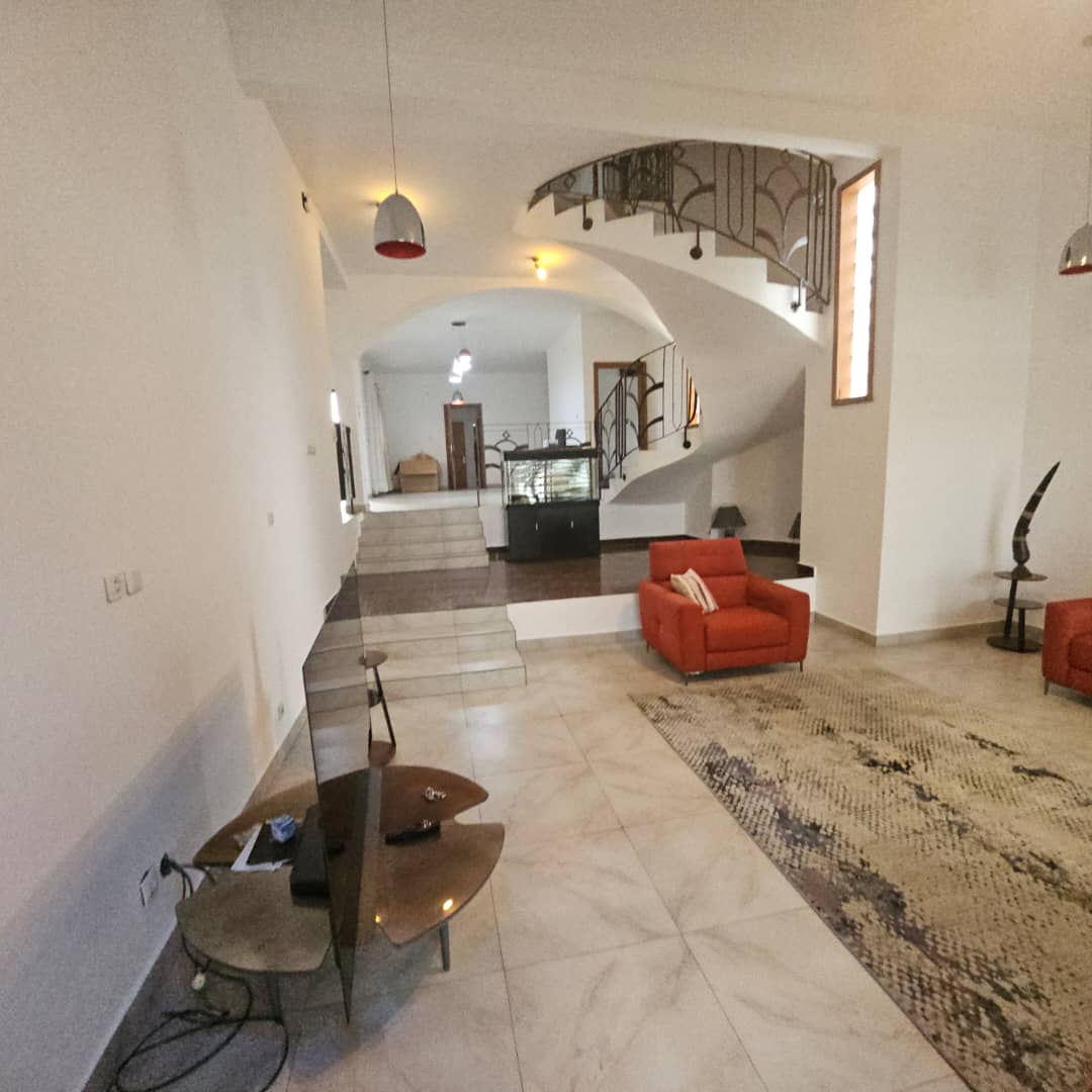 House (Duplex) to rent - Douala, Bonapriso, Standing Directeur disponible maison DG - 2 living room(s), 5 bedroom(s), 5 bathroom(s) - 3 000 000 FCFA / month
