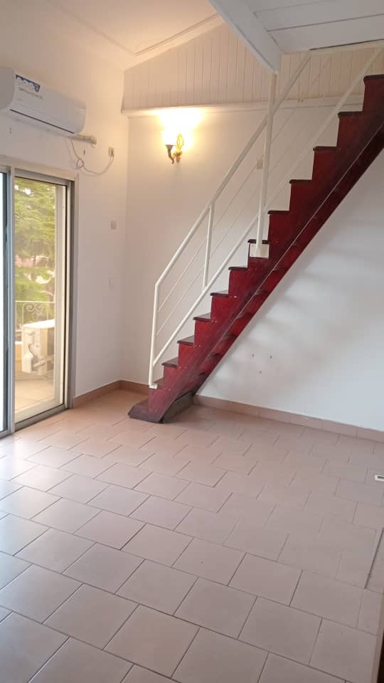 Apartment to rent - Douala, Bonapriso, Bonapriso - 1 living room(s), 3 bedroom(s), 2 bathroom(s) - 1 200 000 FCFA / month