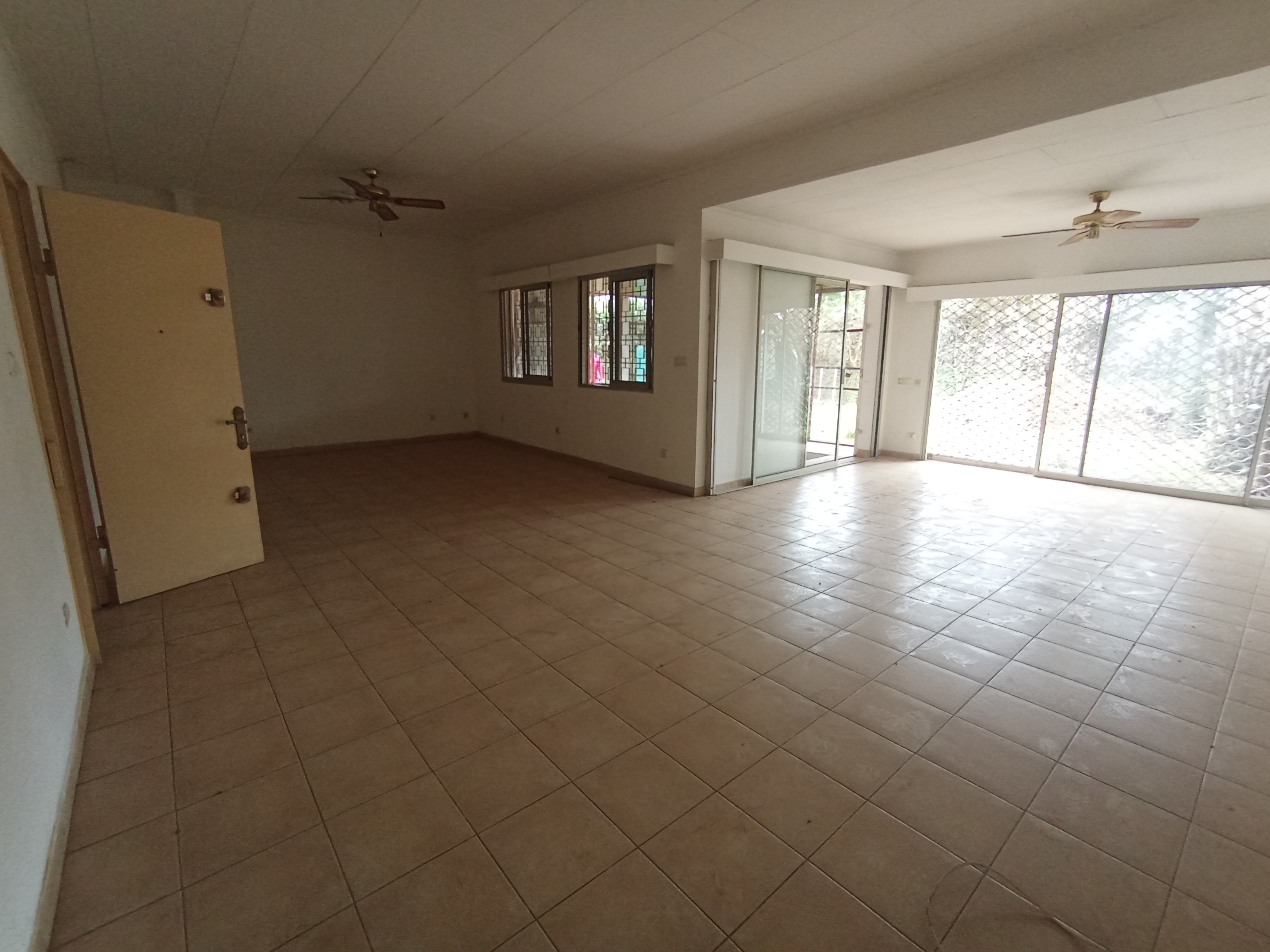 House (Villa) to rent - Yaoundé, Bastos, Bastos centre - 1 living room(s), 3 bedroom(s), 3 bathroom(s) - 1 000 000 FCFA / month