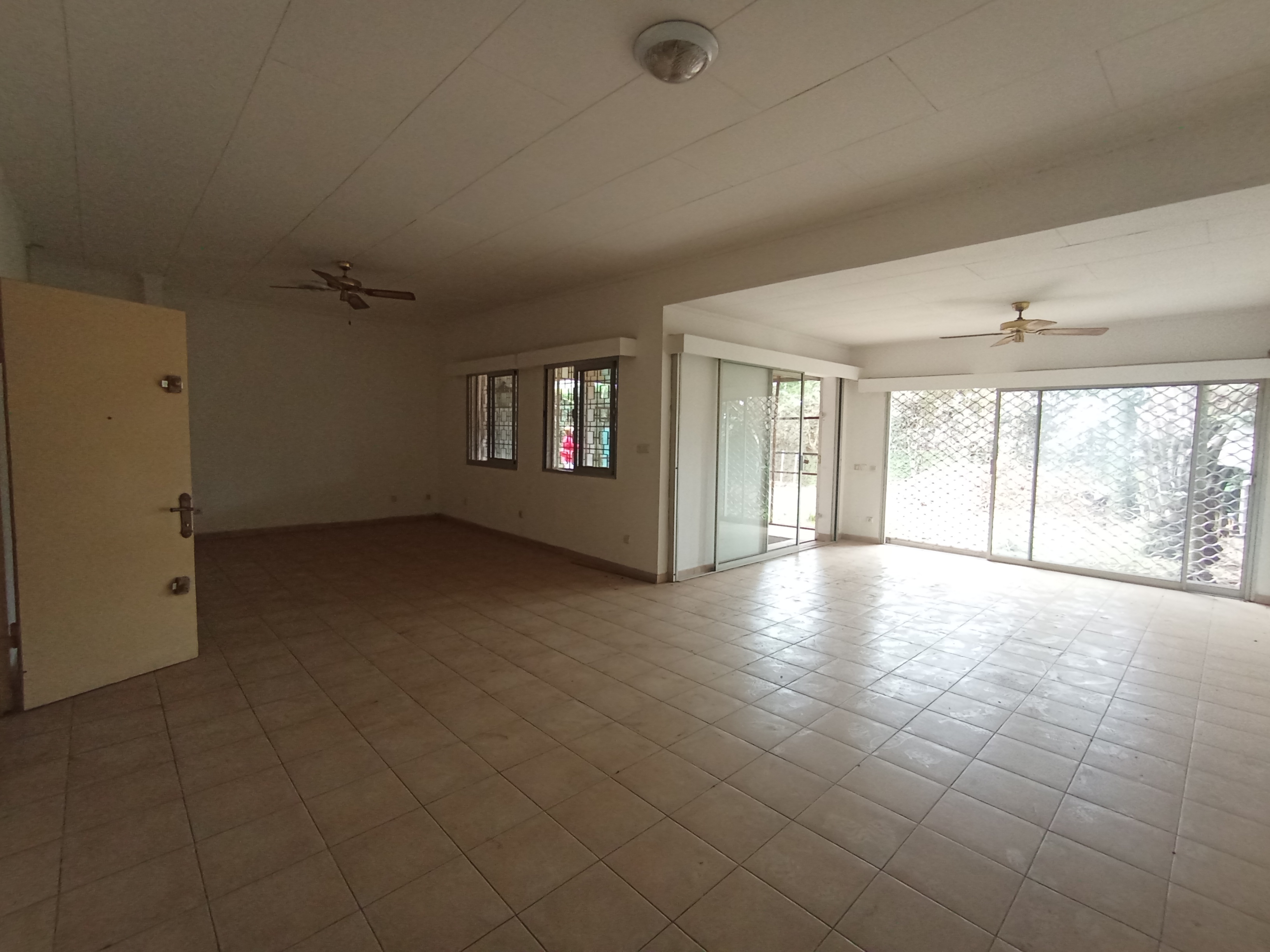 House (Villa) to rent - Yaoundé, Bastos, Bastos centre - 1 living room(s), 3 bedroom(s), 3 bathroom(s) - 1 000 000 FCFA / month